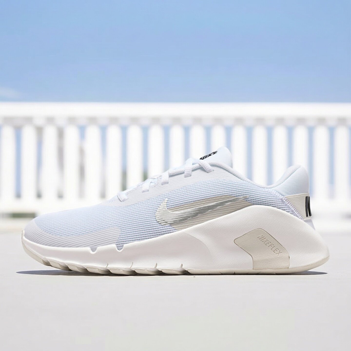 Nike耐克女鞋2026秋季新款舒适百搭软弹运动休闲跑步鞋HV9981-104