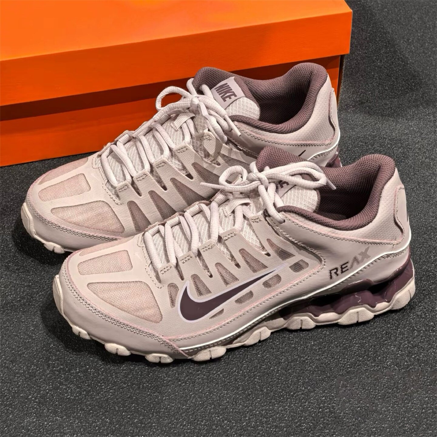 Nike耐克女鞋子2026夏季新款舒适百搭气垫运动休闲跑鞋IO2400-600