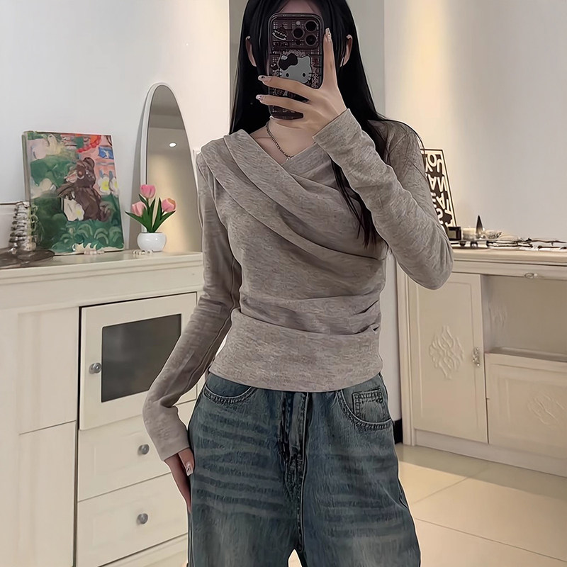 新款灰色V领设计感上衣女