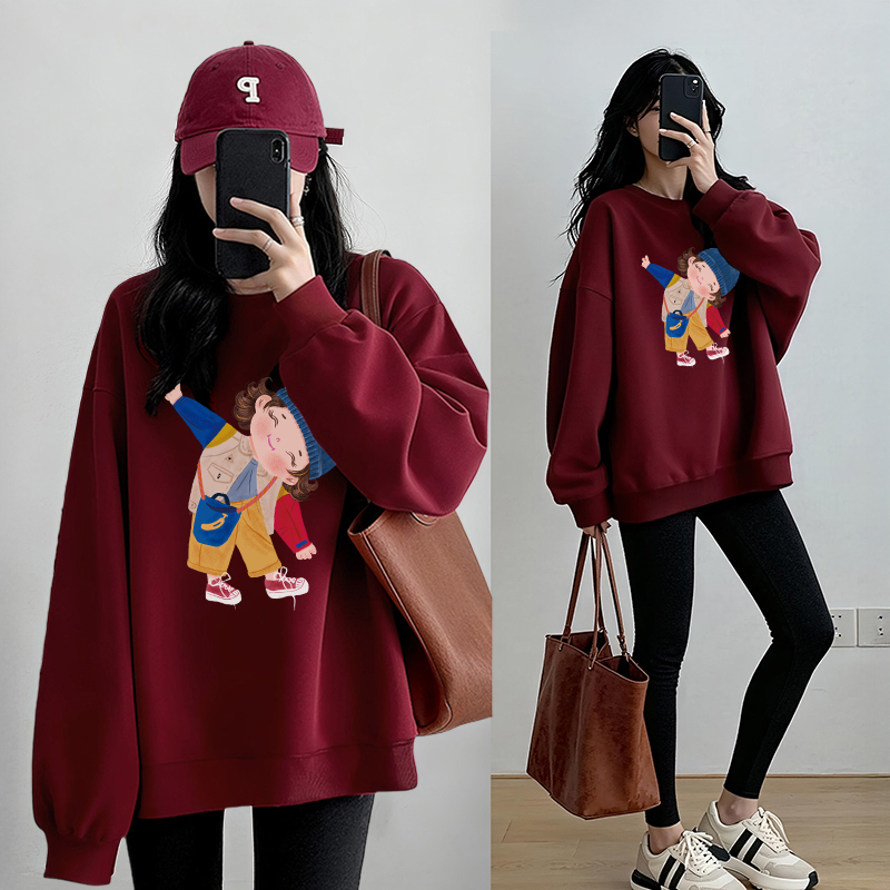 宽松慵懒风配鲨鱼裤的红色上衣