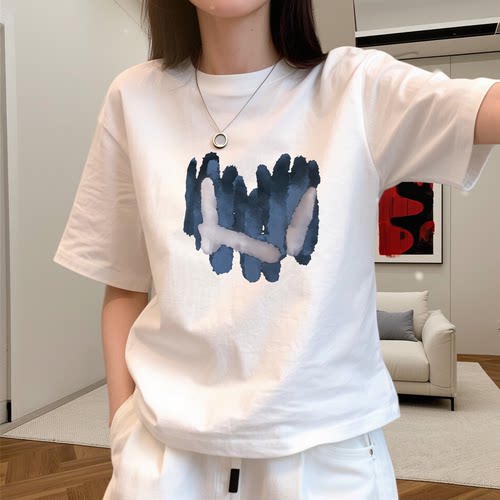 简约白T焕新春夏穿活力穿搭