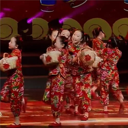 元旦超喜庆舞蹈《迎春送福》儿童演出服东北花布幼儿园秧歌演出服