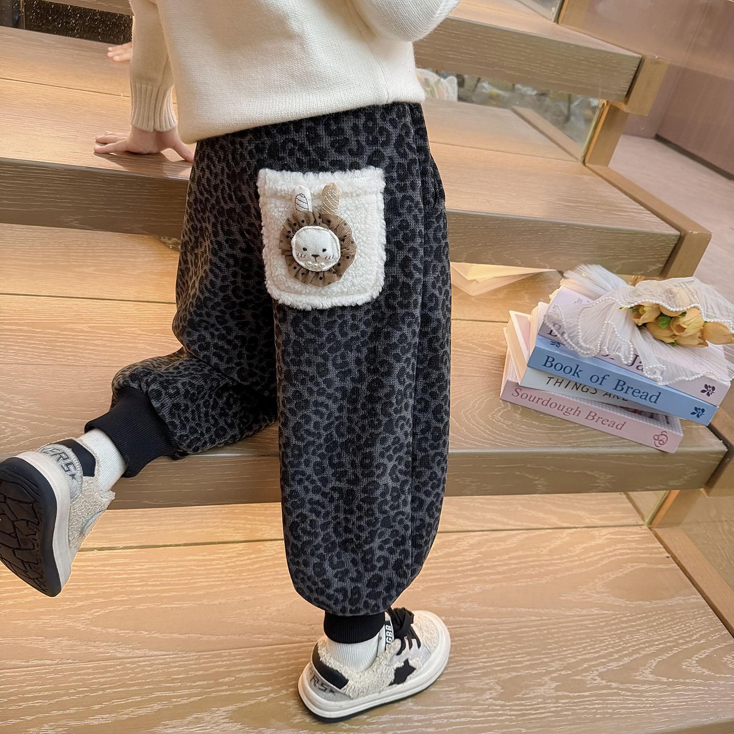女童裤子2025新款儿童豹纹休闲裤卫裤女宝宝秋冬款宽松加绒束脚裤
