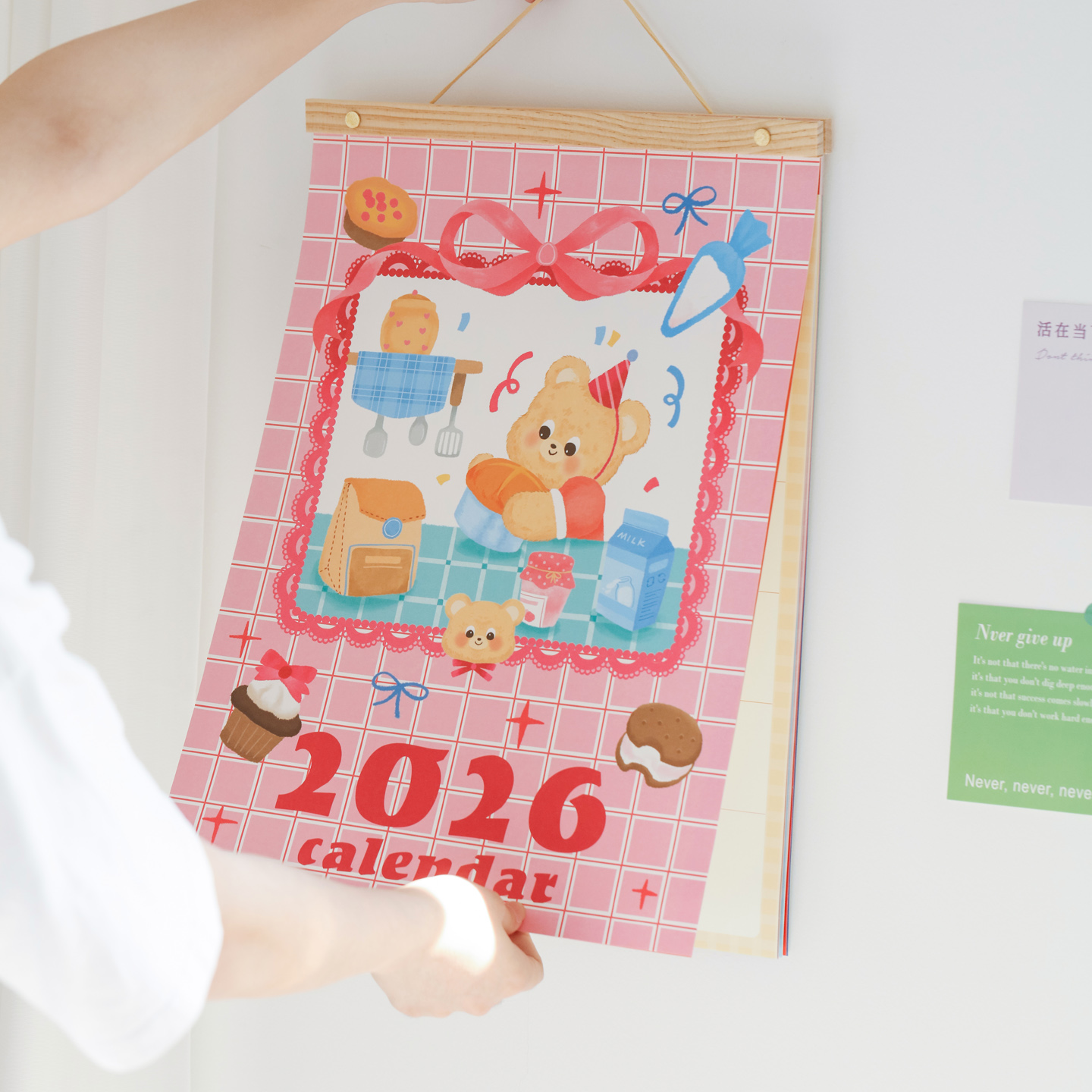 2026年卡通小熊挂历历可爱粉色挂历装饰日历高颜值马年大号计划自律打卡器每日记事本墙面创意装饰新年小礼物