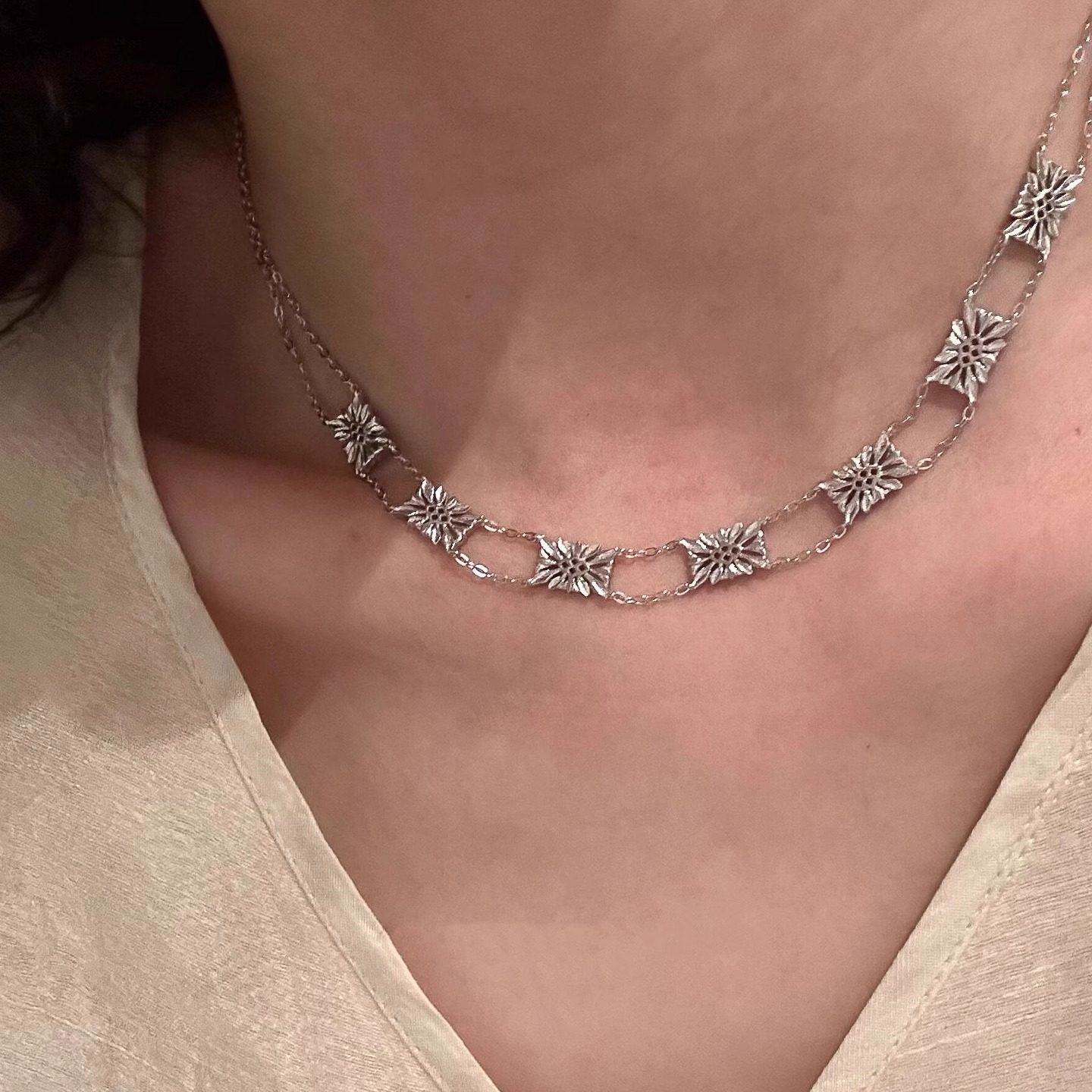 银色中古格桑花纹项链女2025新爆款颈链轻奢小众高级感锁骨链配饰,饰品/流行首饰/时尚饰品新,项链,淘宝优惠券,粉丝福利购,淘宝优惠卷