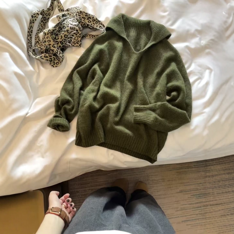 松绿色V领气质套头针织毛衣