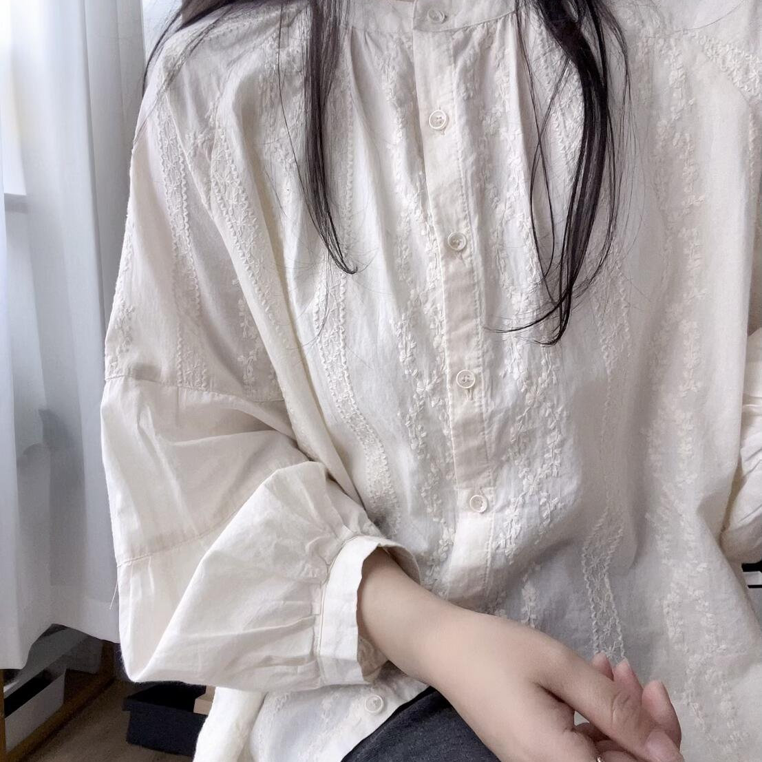 精致刺绣设计感宽松泡泡袖衬衣
