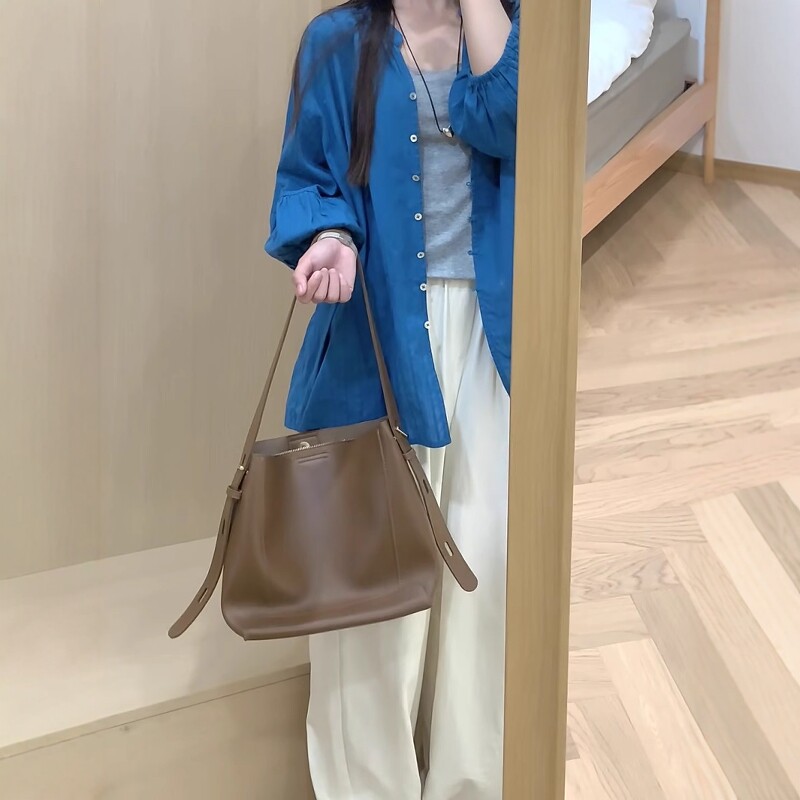 纯色棉麻衬衣搭配亚麻半身裙图片