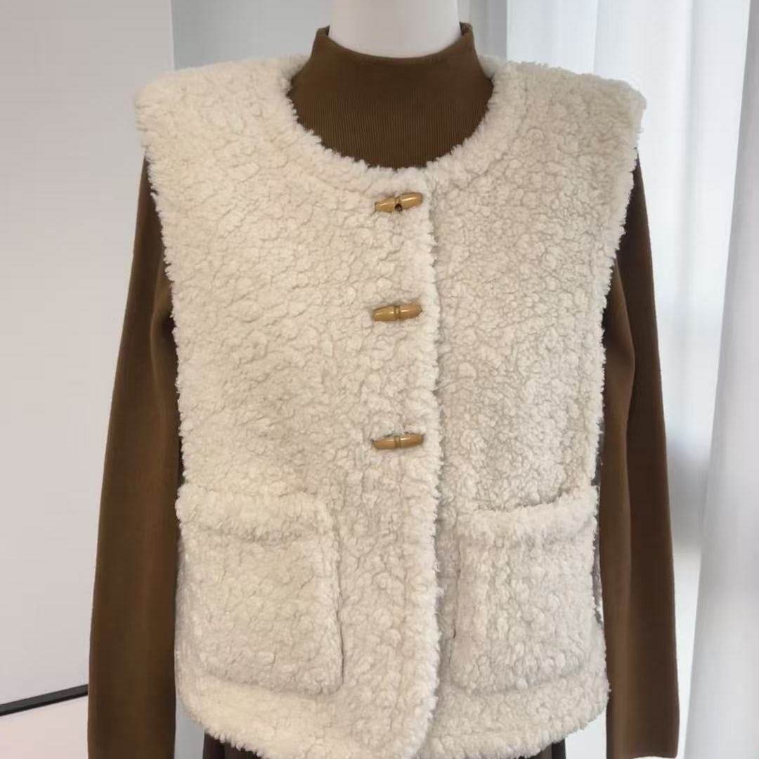 韩版毛绒绒坎肩马甲女2026冬季新款宽松百搭羊角扣无袖外套ins