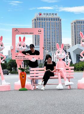 大型卡通兔子摆件玻璃纤维雕塑户外景观网红打卡拍照商场美陈装饰