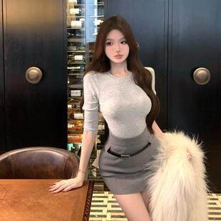 针织上衣 灰色中袖 短款 包臀裙 韩系时尚 黑色皮带套装 百搭气质修身