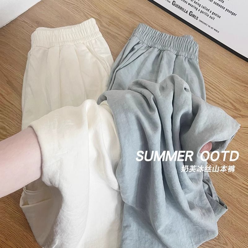 Randomly distribute miscellaneous clothing tops and pants