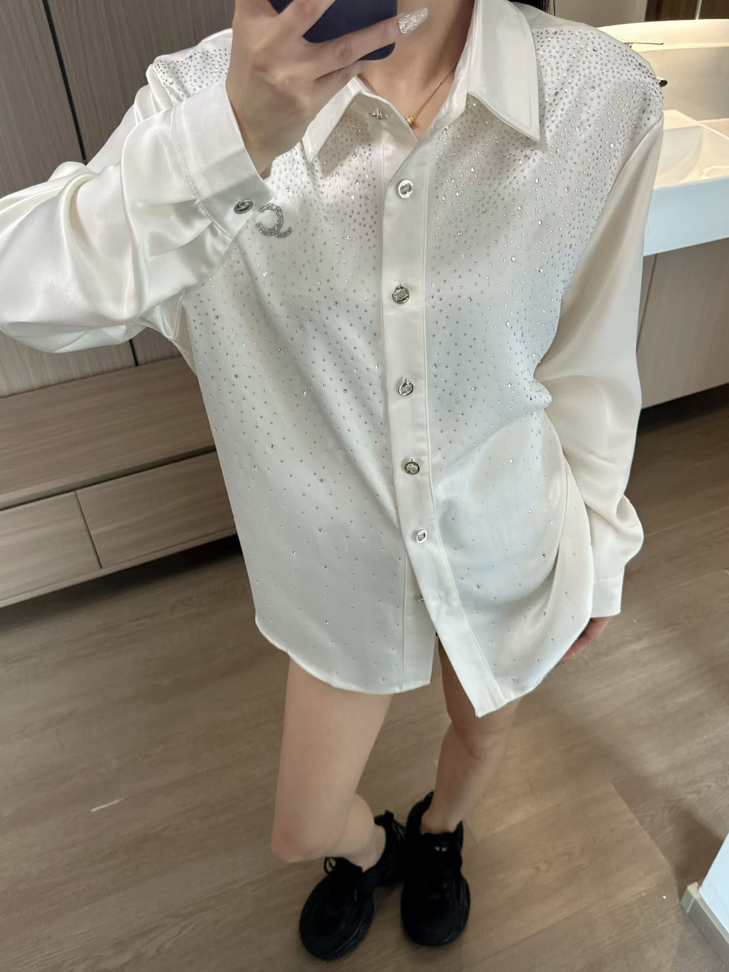 2026春夏装新款缎面衬衣时尚重工烫钻金属扣宽松版型长袖衬衫女潮