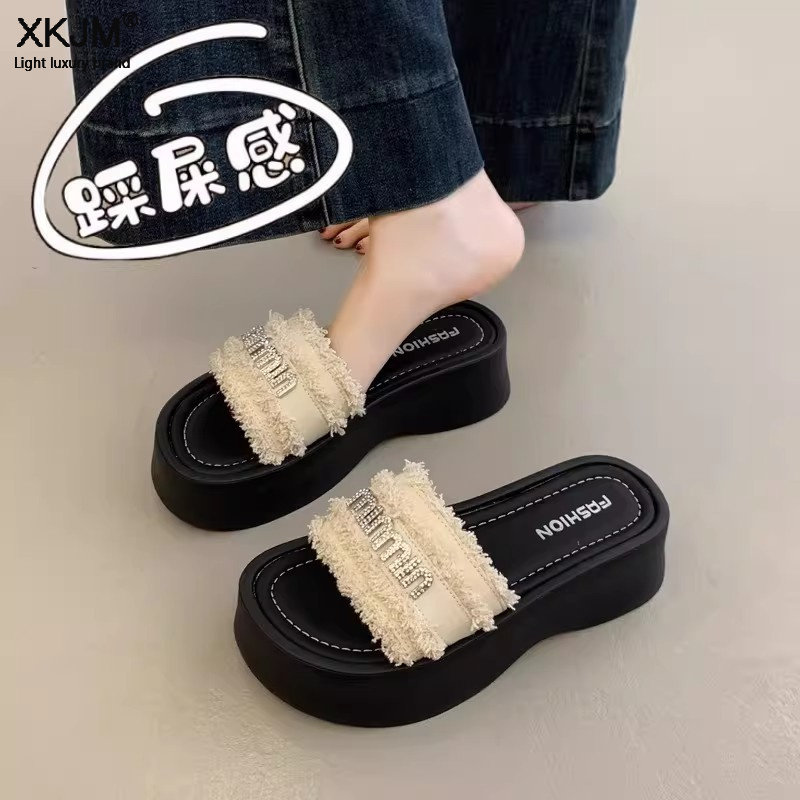 休闲风厚底一字拖女2026夏季新款外穿毛绒装饰配裙子高级感凉拖鞋