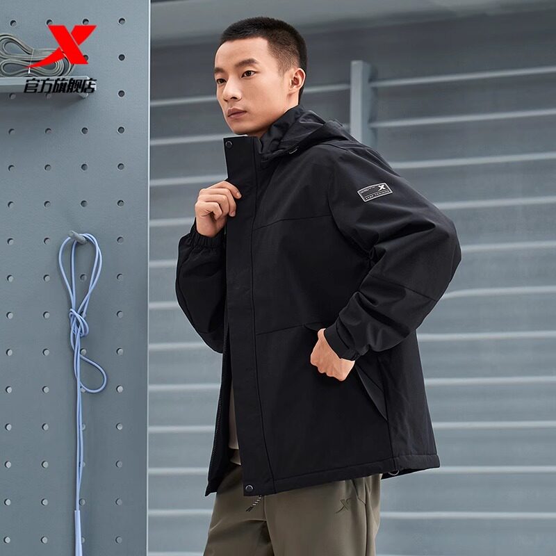 特步冲锋衣男款加绒外套2024冬季新款运动拆卸帽梭织保暖连帽风衣