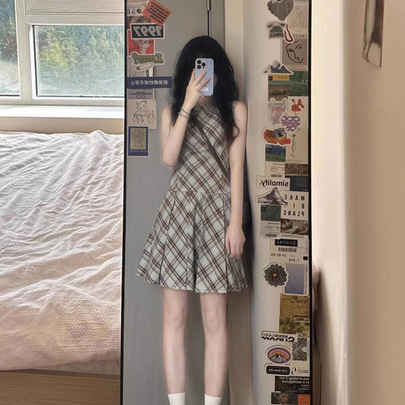 法式复古无袖背心格子连衣裙女收腰显瘦气质a字百褶短款裙子夏季