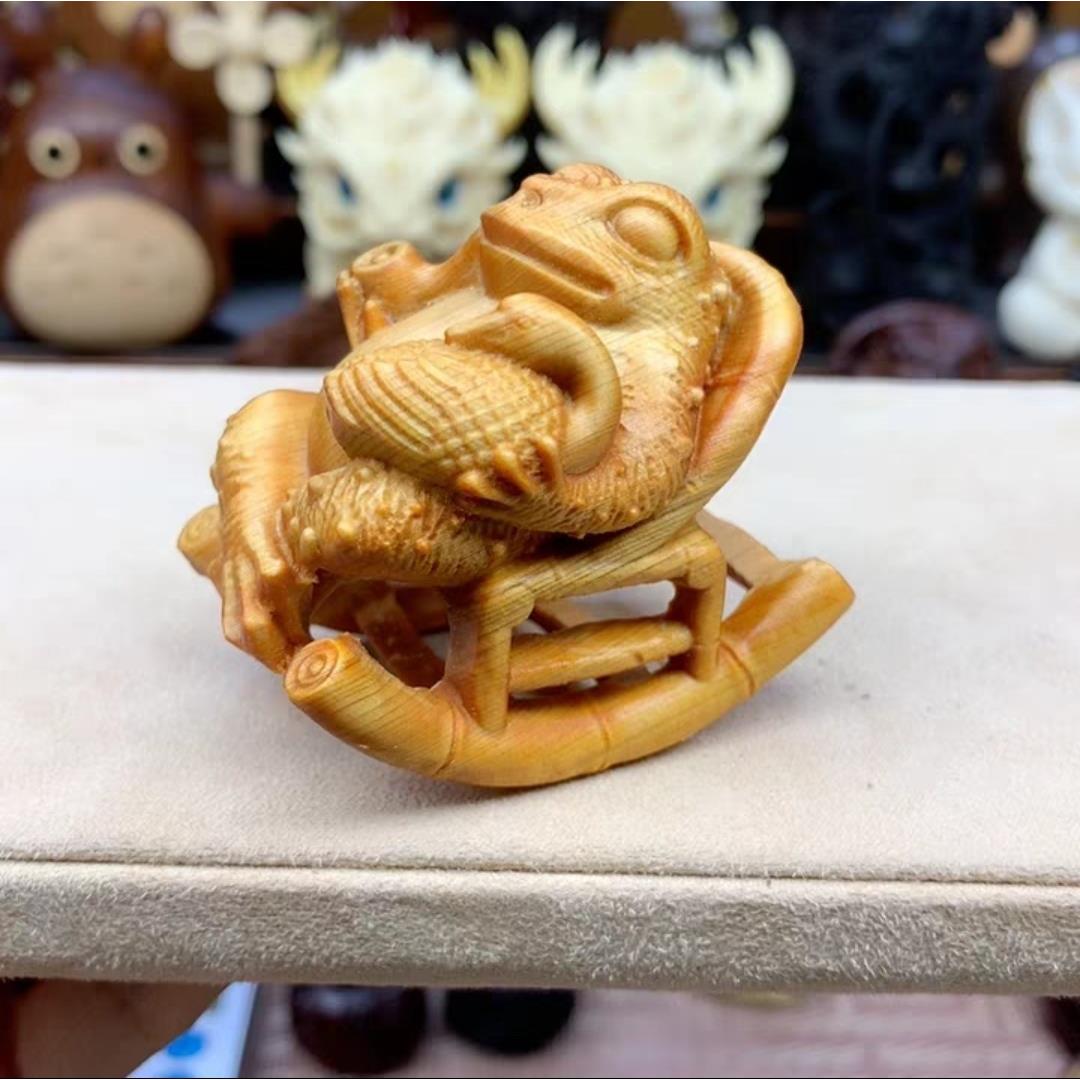 崖柏木雕癞蛤蟆想吃天鹅肉蟾蜍摆件手把件创意金蟾工艺品家居装饰