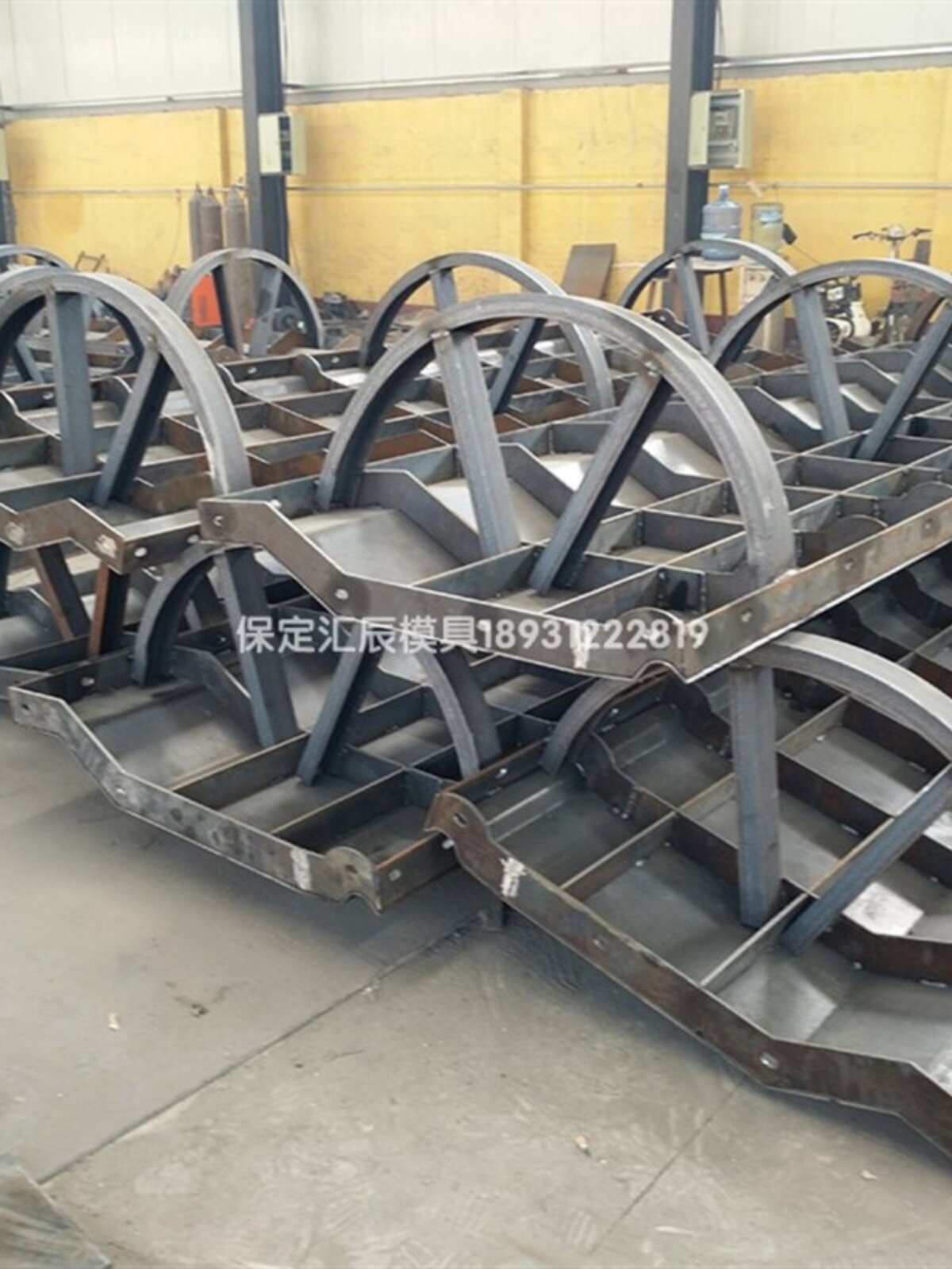加厚防撞墙模板预制隔离墩水泥护路墩磨具新泽西防撞护栏铁模具