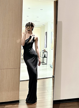 ISGRX 高光时刻 设计感黑色连衣裙不规则玫瑰超模同款斜肩吊带裙