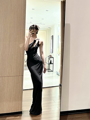 ISGRX 高光时刻 设计感黑色连衣裙不规则玫瑰超模同款斜肩吊带裙