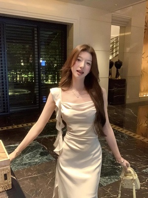 法式荷叶边飘带荡领缎面吊带连衣裙女夏季高级感修身开叉包臀长裙