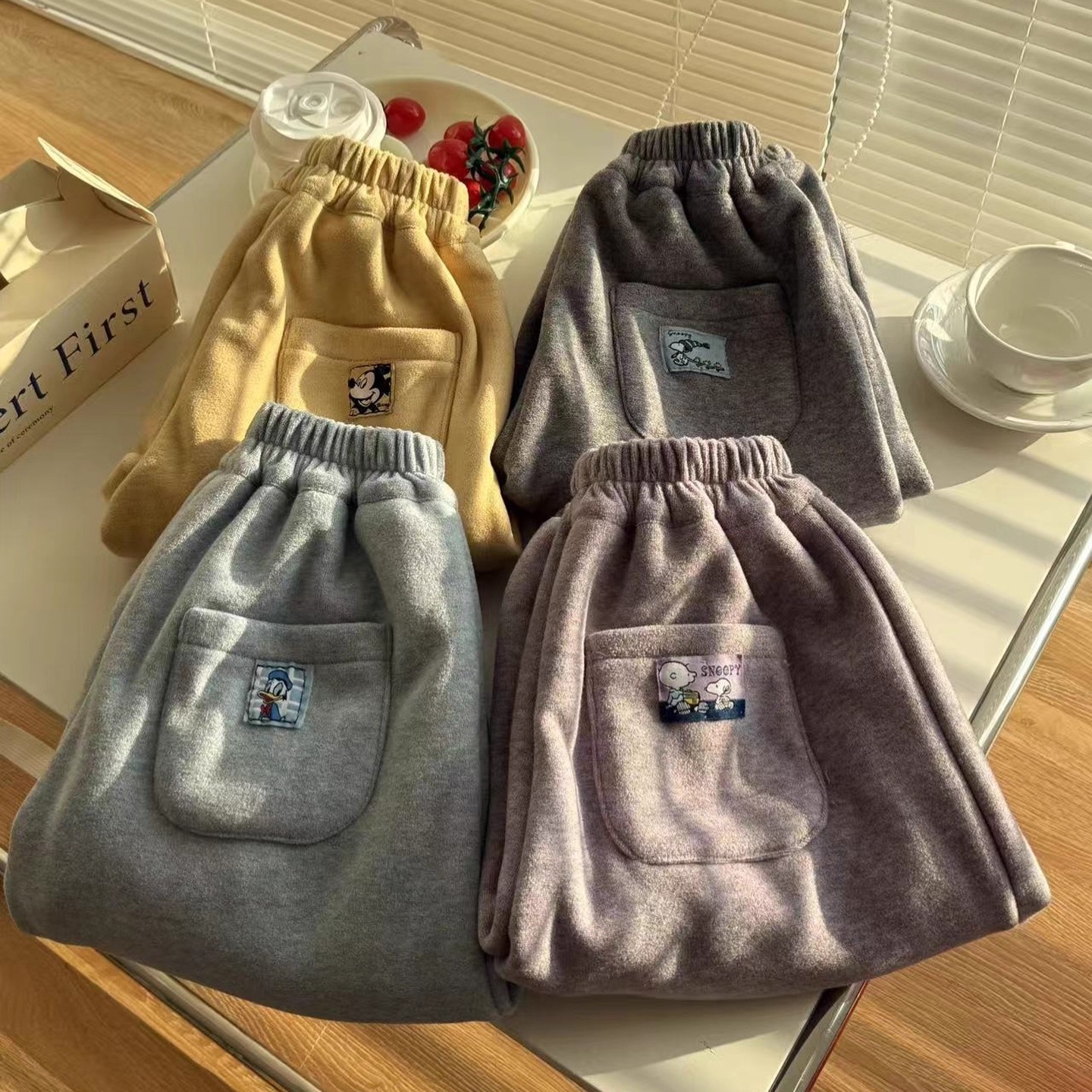 儿童韩版宽松百搭运动长裤秋冬季新款男女童卡通加绒保暖束脚卫裤