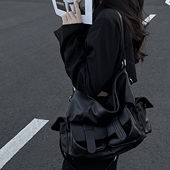 小众机能大容量斜挎包中性机车包女秋冬美式 休闲黑色托特包通勤包