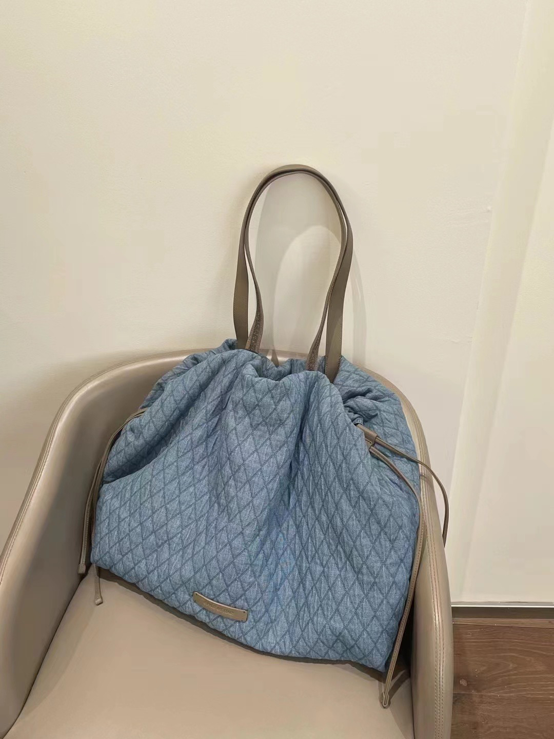 新款手工钉珠小羊皮提带进口牛仔面料大容量手提斜挎包妈咪包