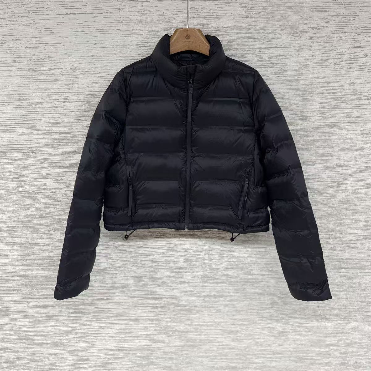 白鸭绒短款圆领排骨薄羽绒服女