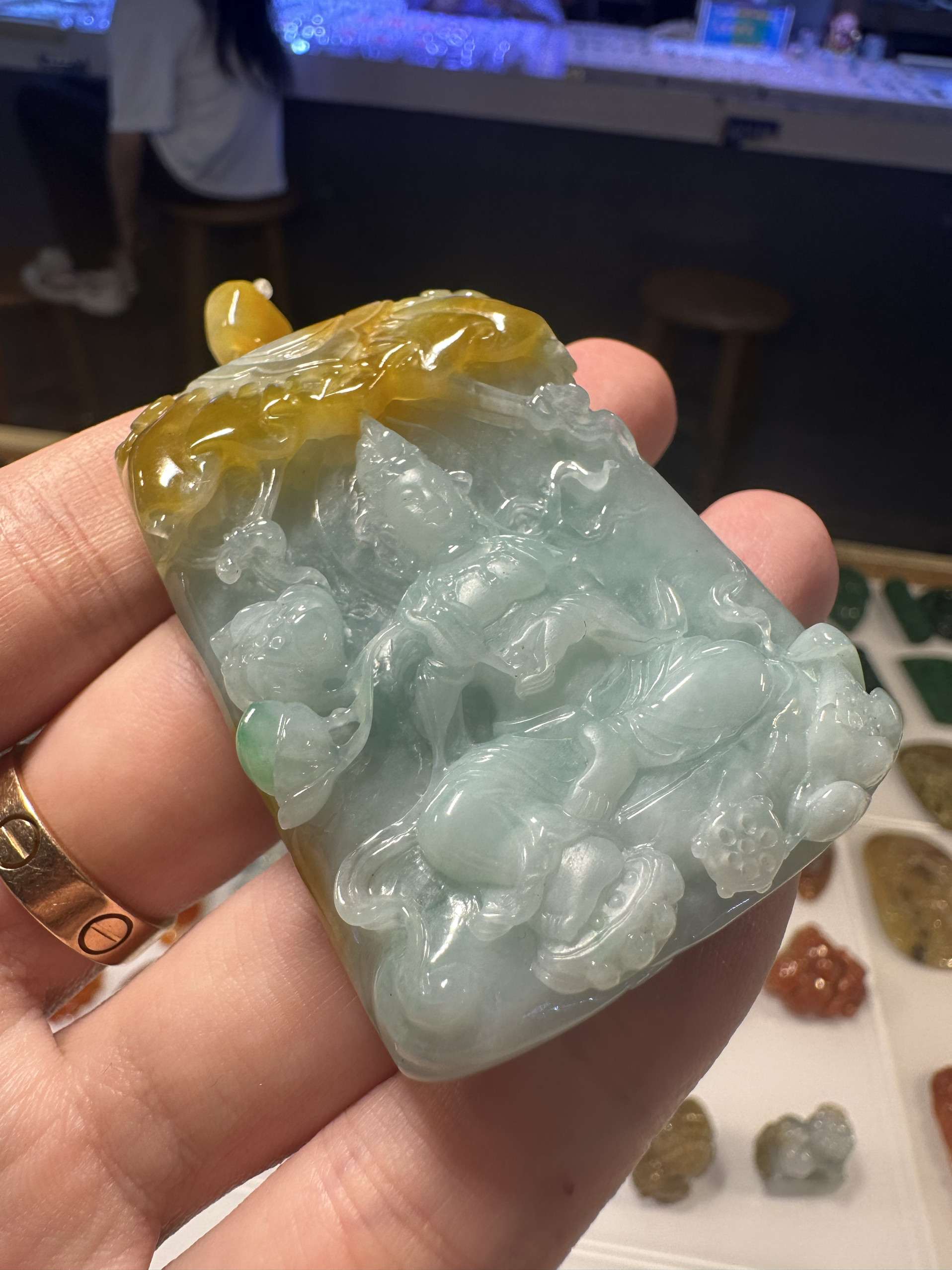 天然缅甸翡翠A货黄加绿特色巧雕颈饰