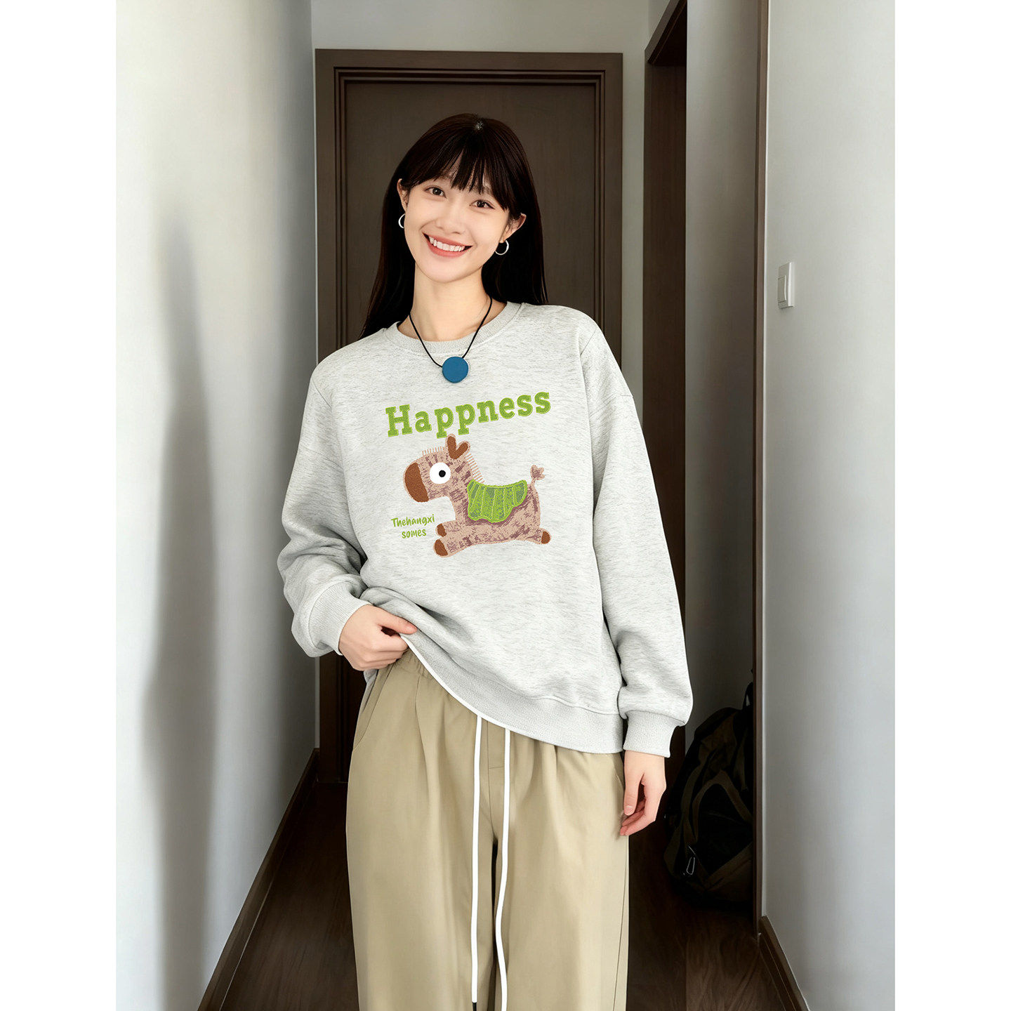 白灰色圆领无帽正肩卫衣女2025秋冬加绒加厚卡通印花小众大码女装