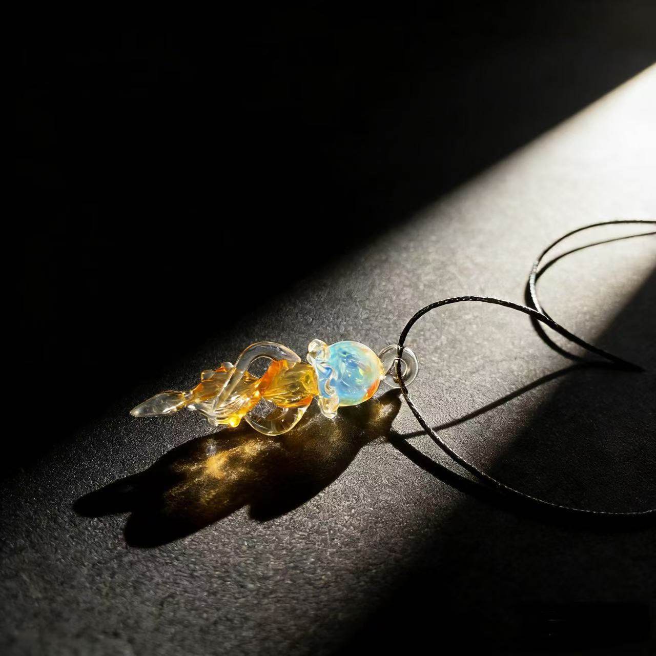 琉璃吊坠项链透明彩色手工制作轻奢小众饰品,饰品/流行首饰/时尚饰品新,琉璃,淘宝优惠券,粉丝福利购,淘宝优惠卷