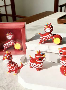 新年国潮醒狮红琉璃桌面摆件