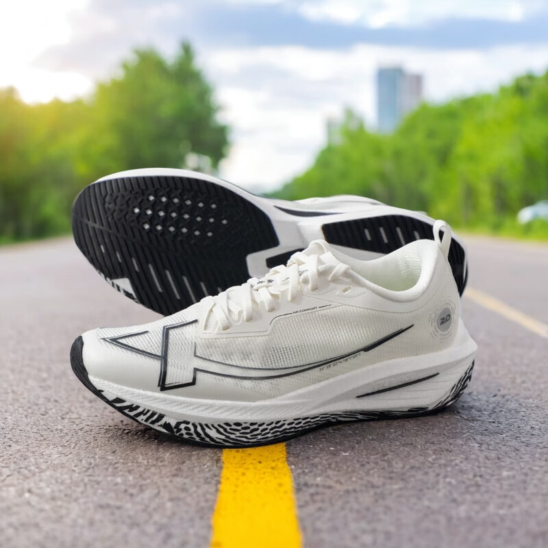 特步马拉松一体跑步鞋