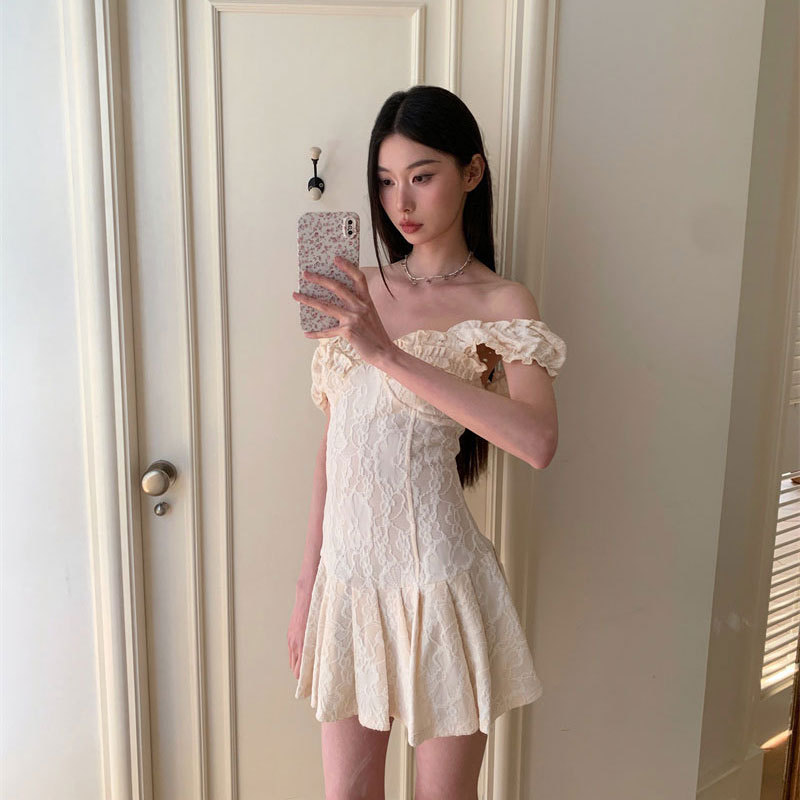 连衣裙女设计感小众提花蕾丝木耳边方领修身显瘦百褶裙短裙背带裙