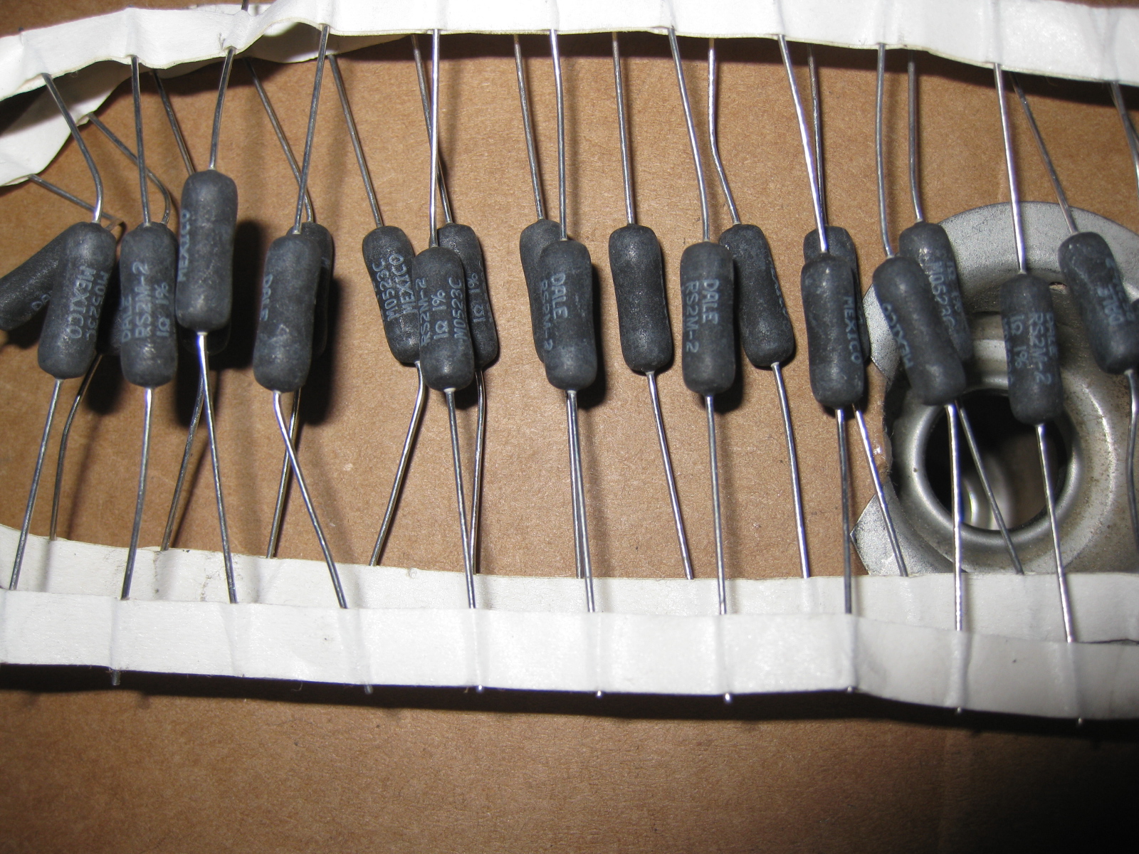 RS02M1R000FS  RS2M-2  3W 1R  线绕电阻器 美国 Vishay DALE