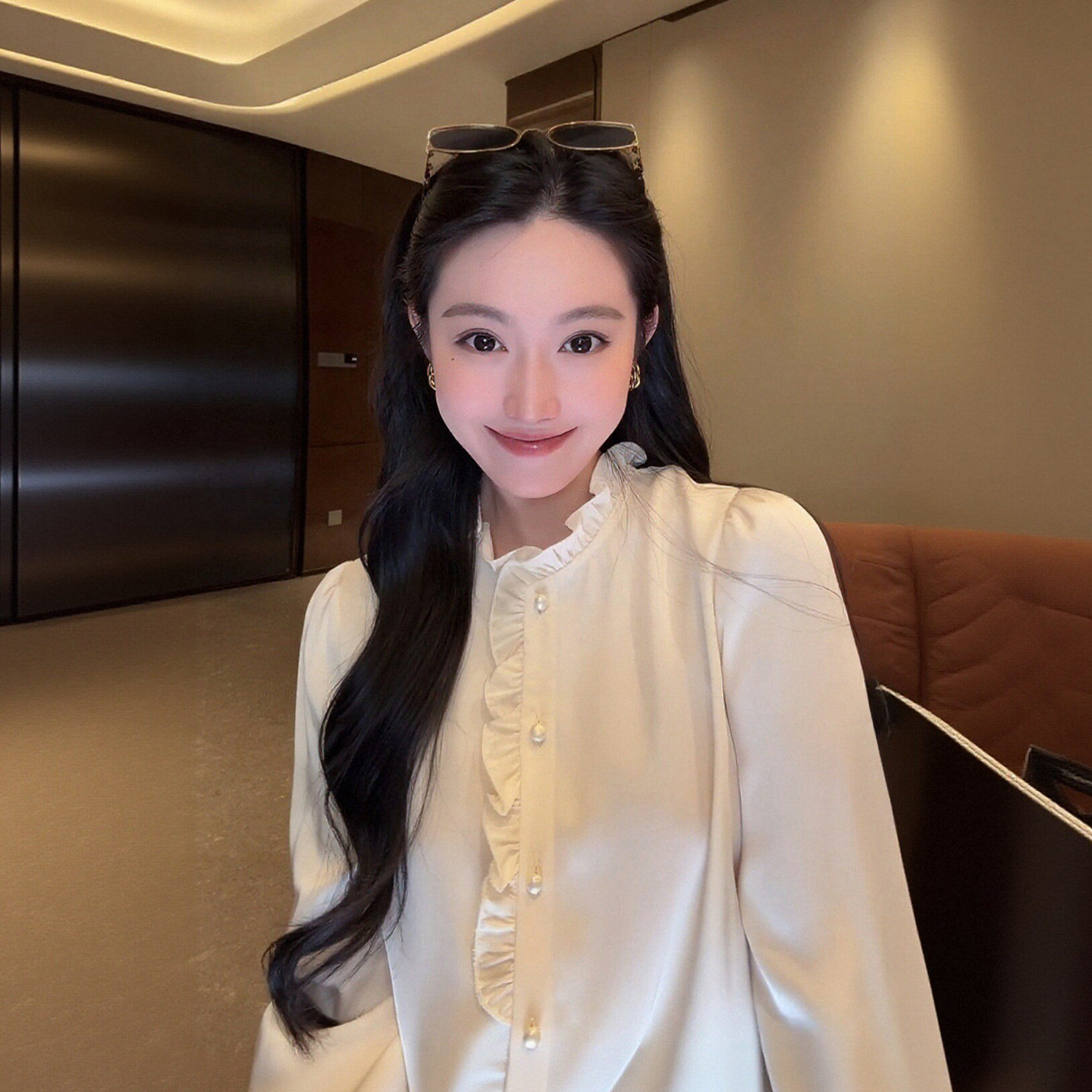 大李plus“鱼骨扭扭系列缎面衬衫”温婉雅致长袖衬衫-SD604232图片