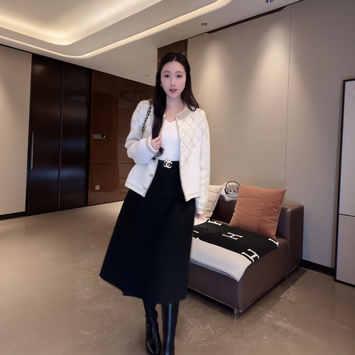 大李plus“90羊毛10羊绒碎金菱形纹毛衣”香风针织开衫SD608271-1