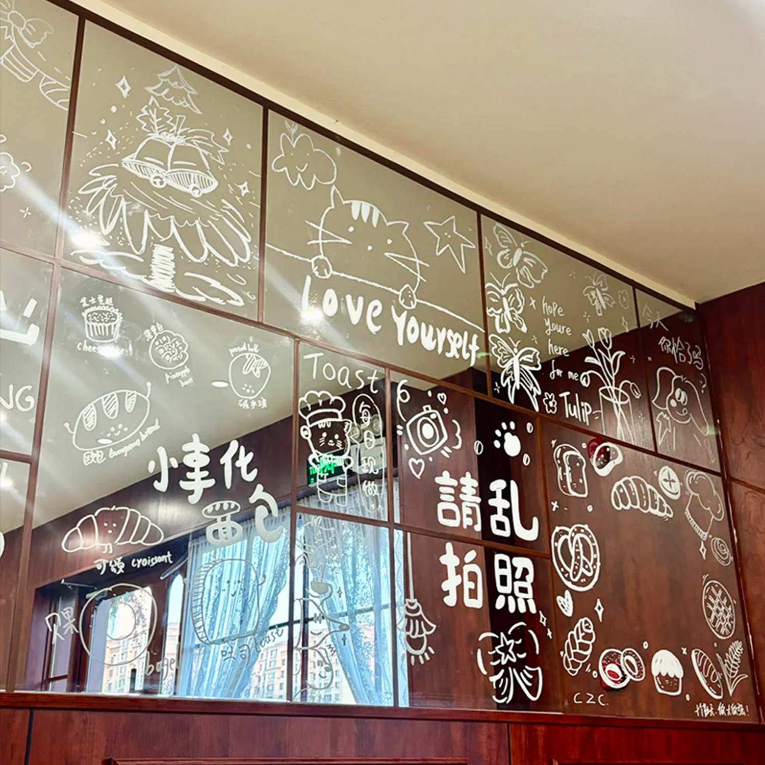 网红打卡镜子拍照区多巴胺氛围花场造景布置奶茶咖啡店门头涂鸦贴