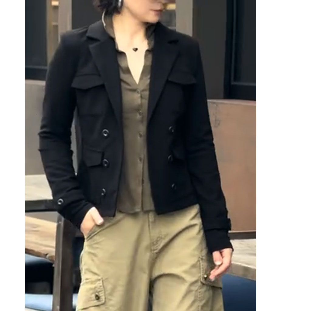 日常随性多口袋短外套女2026秋季新款时尚洋气设计感纯色休闲上衣