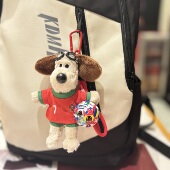 红色球服新款 足球毛绒小狗运动潮酷字母可定制背包挂件送男友礼物
