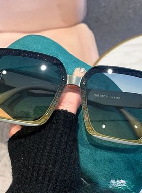 闪光墨镜街拍凹造型高级感女方形