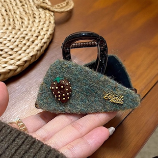 草莓毛毡三角头发抓夹2025新款 发夹女高级感鲨鱼夹后脑勺百搭发饰