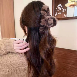 秋冬大号豹纹毛绒抓夹女2025新款盘发鲨鱼夹发量多发夹高级感头饰