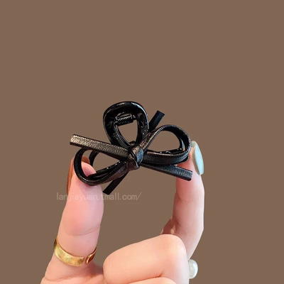 皮质蝴蝶结碎发抓夹女高级感