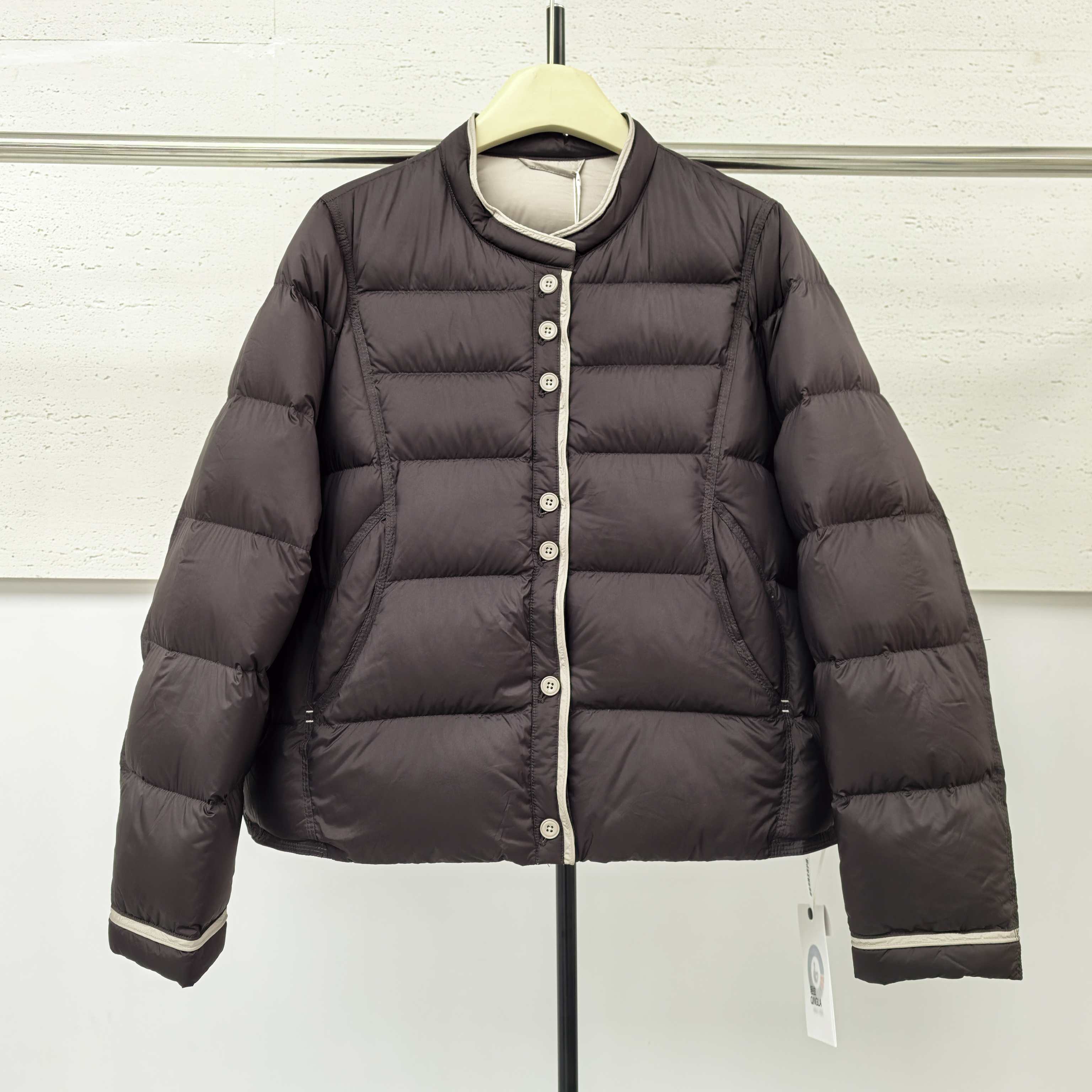 轻薄时尚简约短款羽绒服