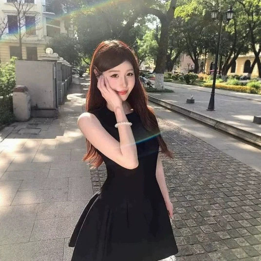 黑色法式无袖露肩百褶A字连衣裙