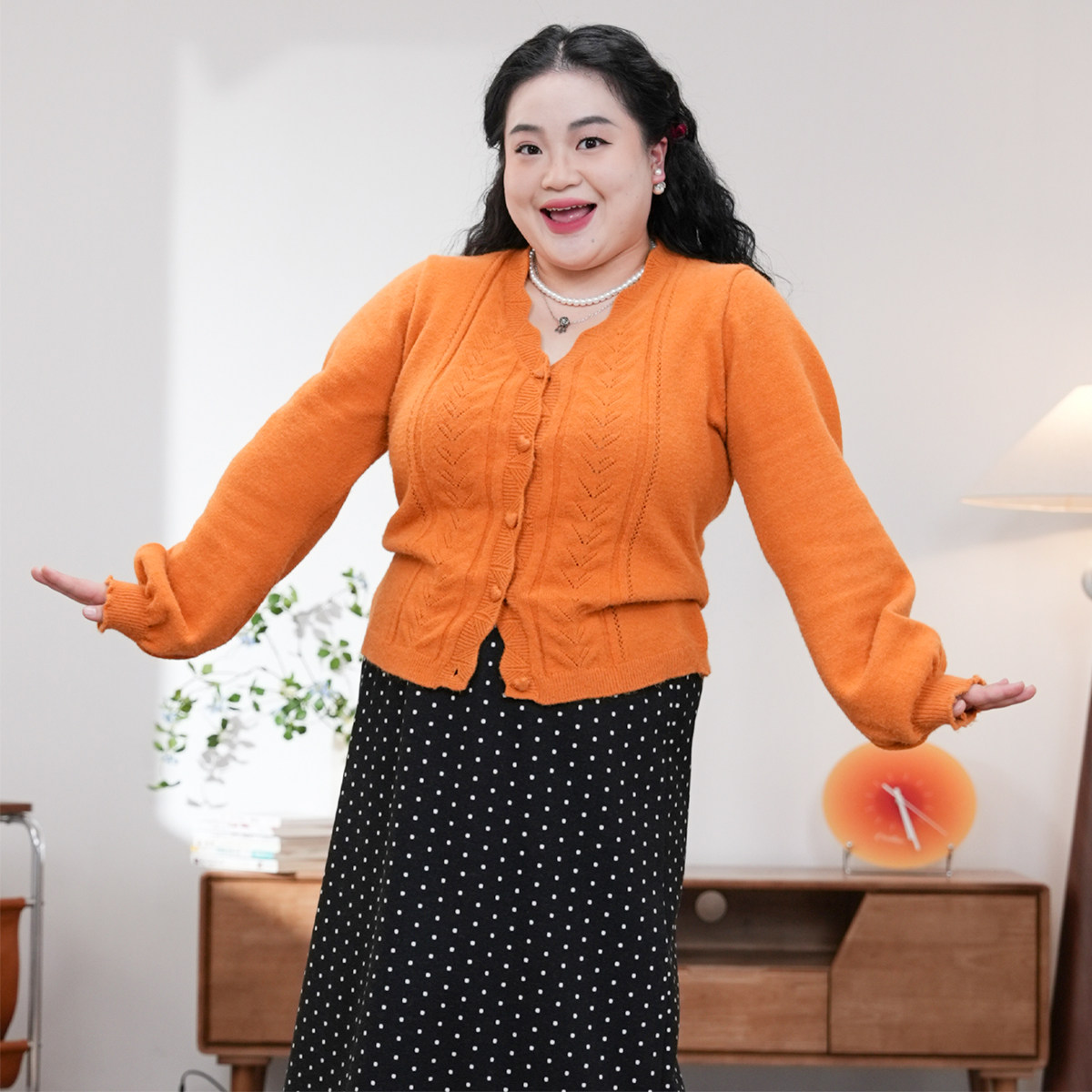 福饮沸别【琥珀秋光】秋款大码胖mm慵懒风显瘦V领钩花开衫25145