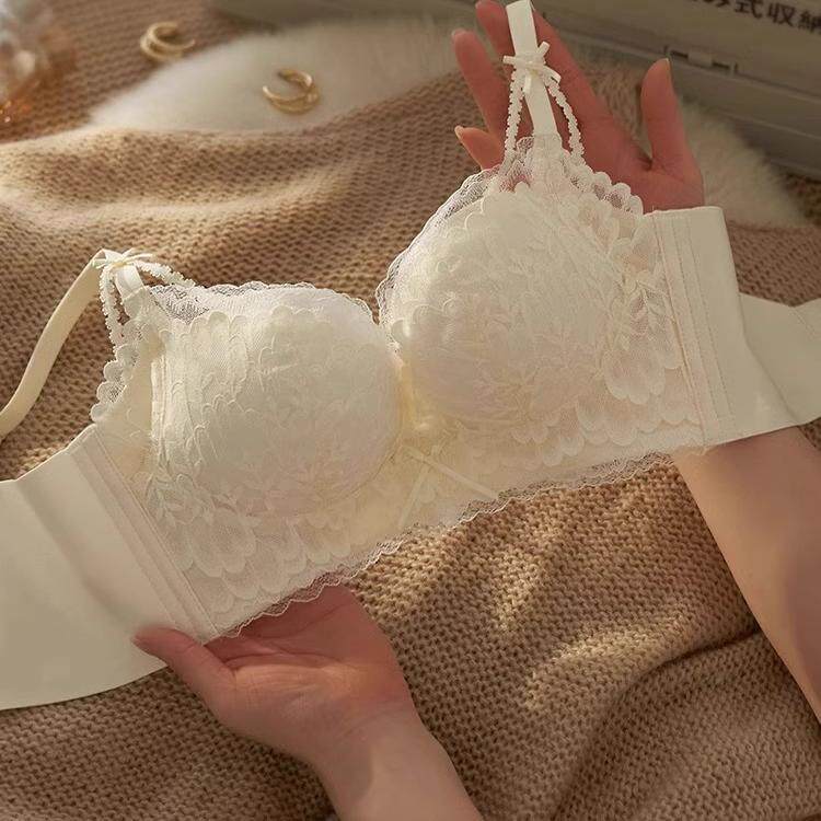 小胸聚拢无钢圈收副乳防下垂纯欲少女蕾丝内衣女夏季性感文胸套装