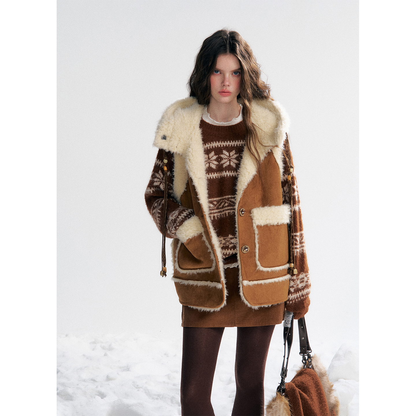 IHDXD仿皮毛一体马甲2025冬季新款韩系复古毛绒连帽皮毛一体外套